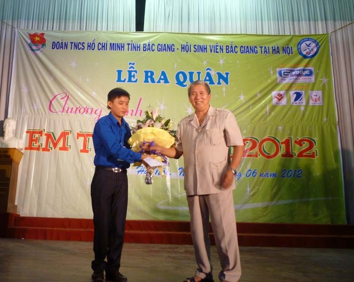 Ông Hà Văn Núi thay mặt Hội đồng hương Bắc Giang tại Hà Nội trao tặng số tiền hỗ trợ 20.000.000 đồng cho chương trình "Em tôi đi thi" năm 2012